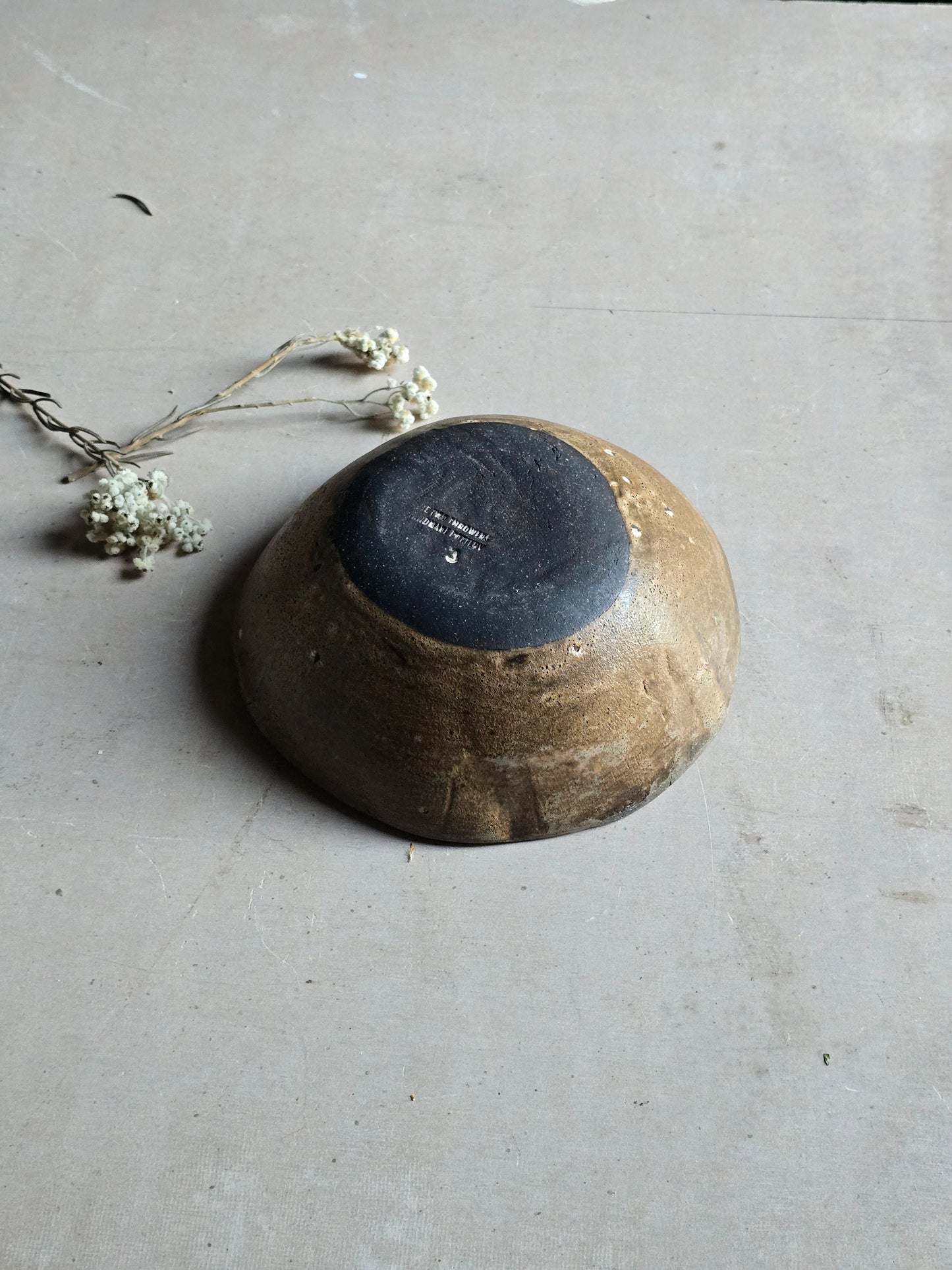 Handmade Medium Ceramic Bowl – Caramel Latte Glaze on Black Clay with Decorative Rim