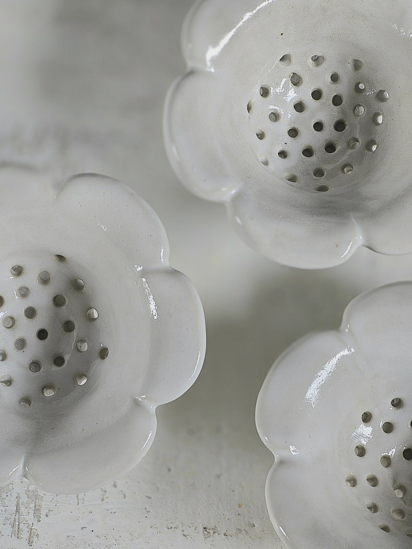 white gloss flower tea-strainers