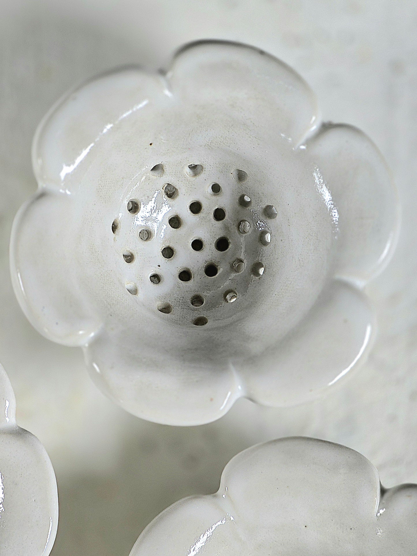 white gloss flower tea-strainers