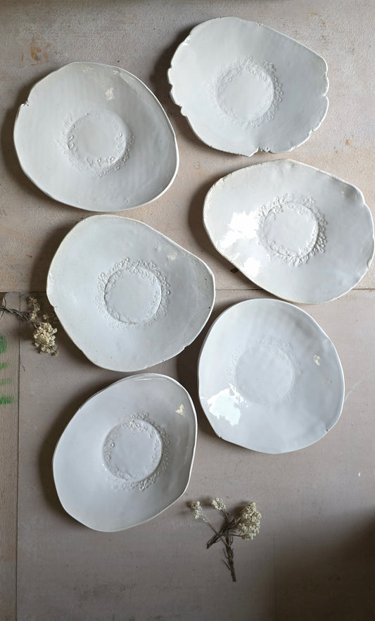 Handmade Organic Dinner Plates – Milky White Glaze with Leaf Wreath Imprint & Raw Clay Detail, 23cm