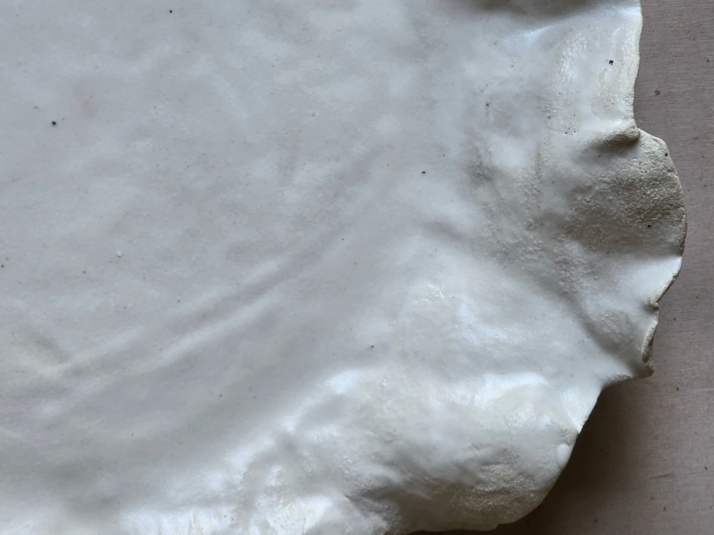 White Ruffled Ceramic Platter – Handmade Milky Glaze Centrepiece with Raw Clay Detail, 31cm