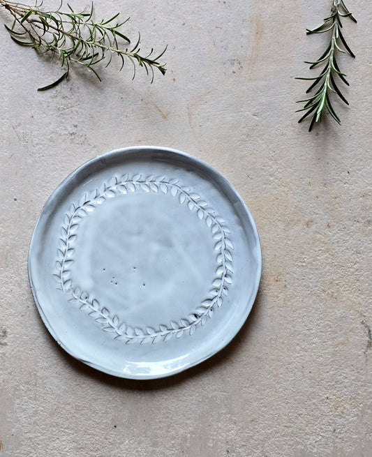 Mahogany Clay Snack Plate with White Glaze & Leaf Wreath – Handmade Ceramic Side Dish