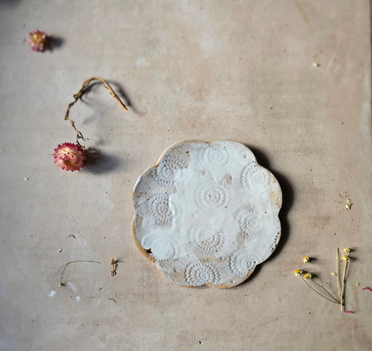 Handmade Flower-Shaped Ceramic Plates – Floral Imprint, Buff Clay, Grey & White Glaze – 18.5cm