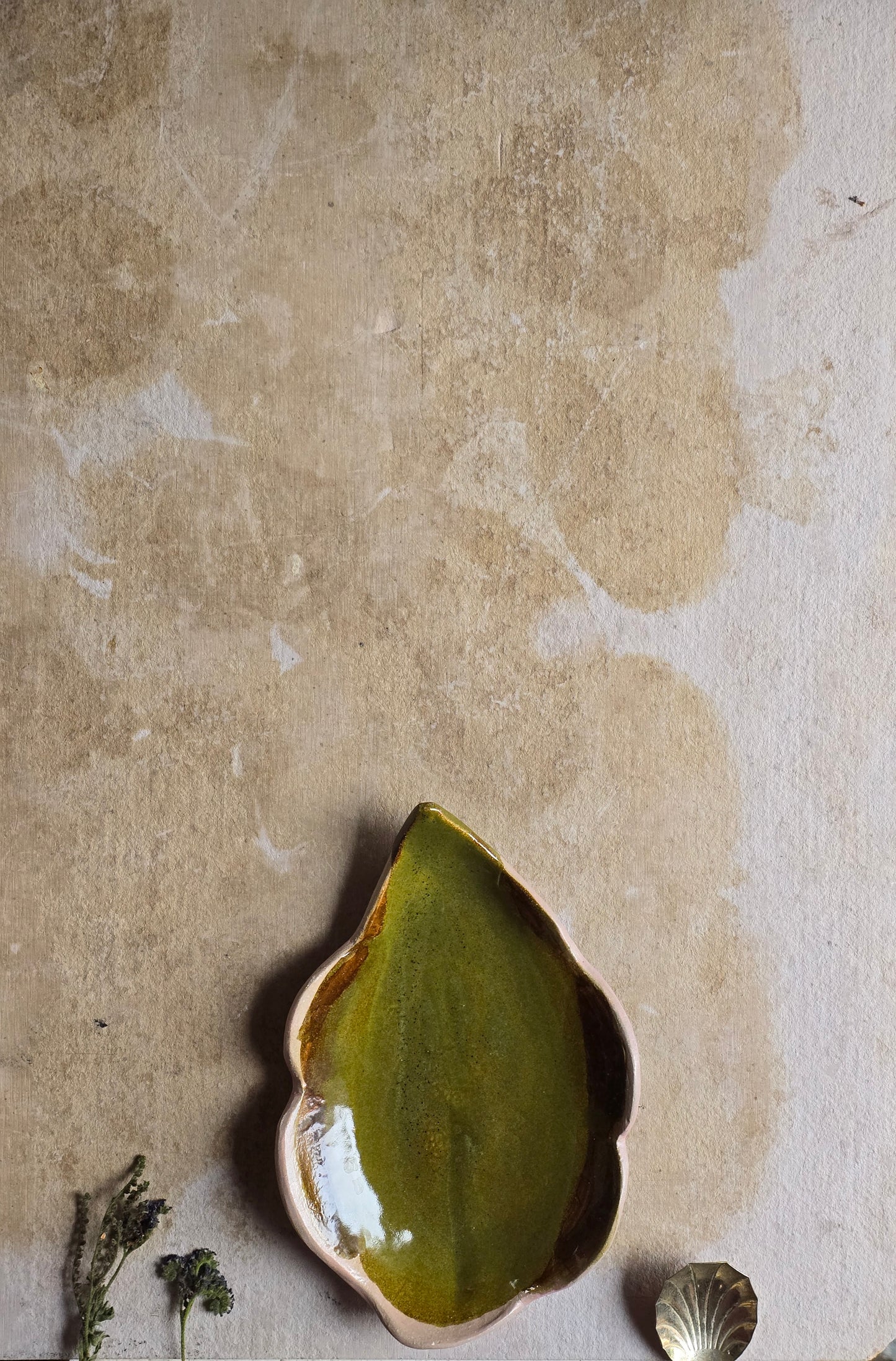 Vintage Prairie Green Leaf Dish –  Mid-Century Stoneware Accent