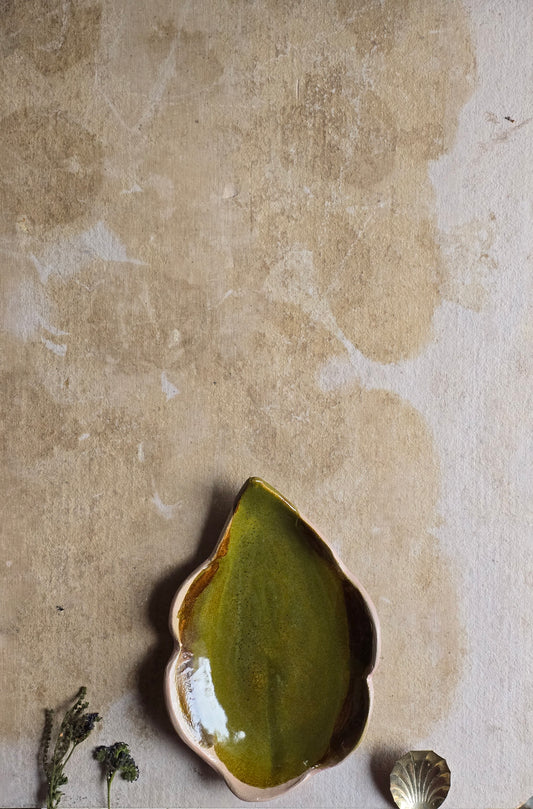 Vintage Prairie Green Leaf Dish –  Mid-Century Stoneware Accent