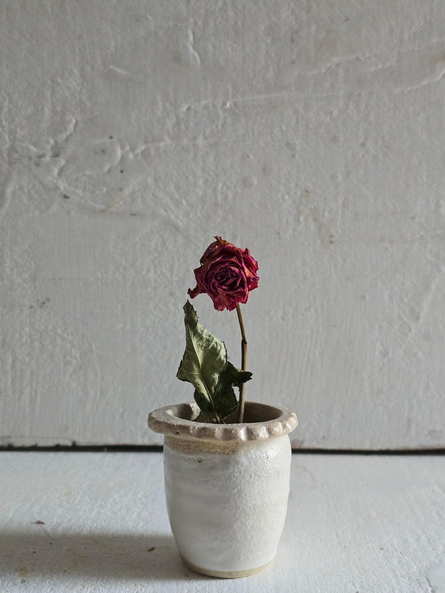 Handcrafted Little Scalloped Pot – Matte White with Raw Clay Collar