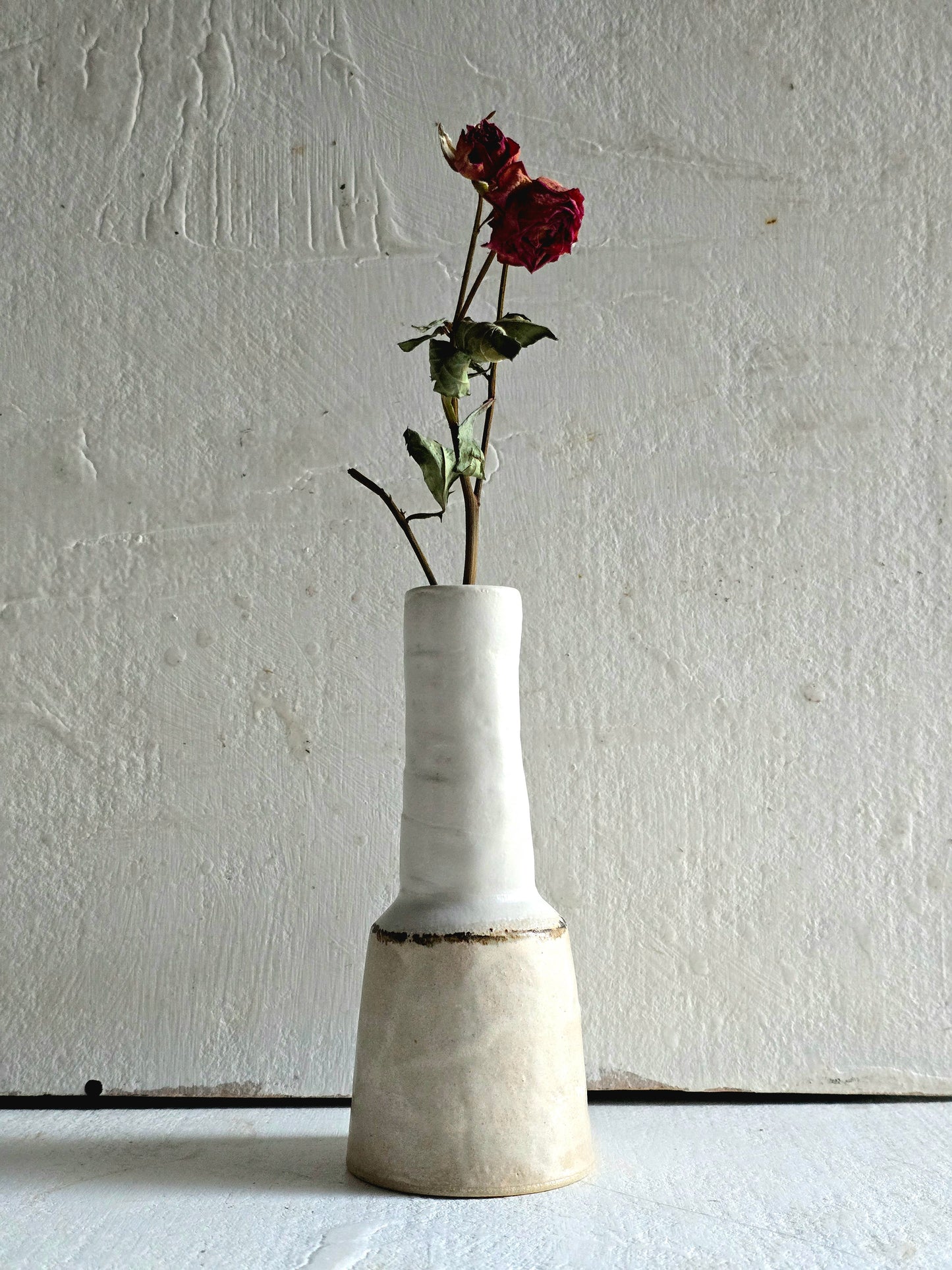 Handcrafted Stoneware Pouring Bottle – Beige & White with Chocolate Feather Band