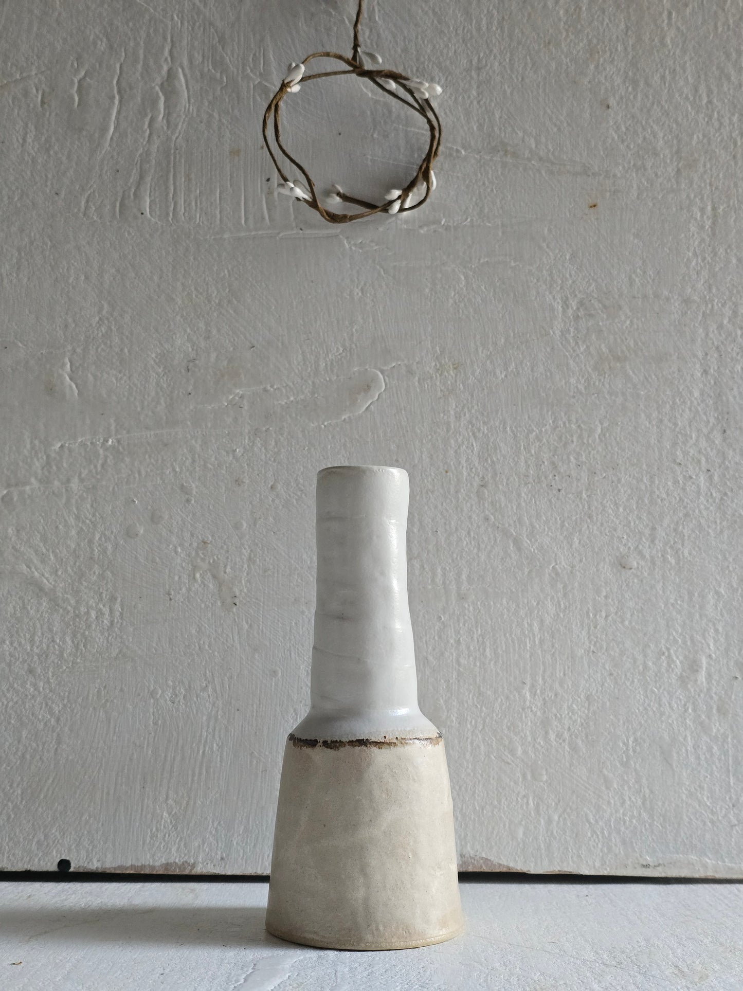 Handcrafted Stoneware Pouring Bottle – Beige & White with Chocolate Feather Band