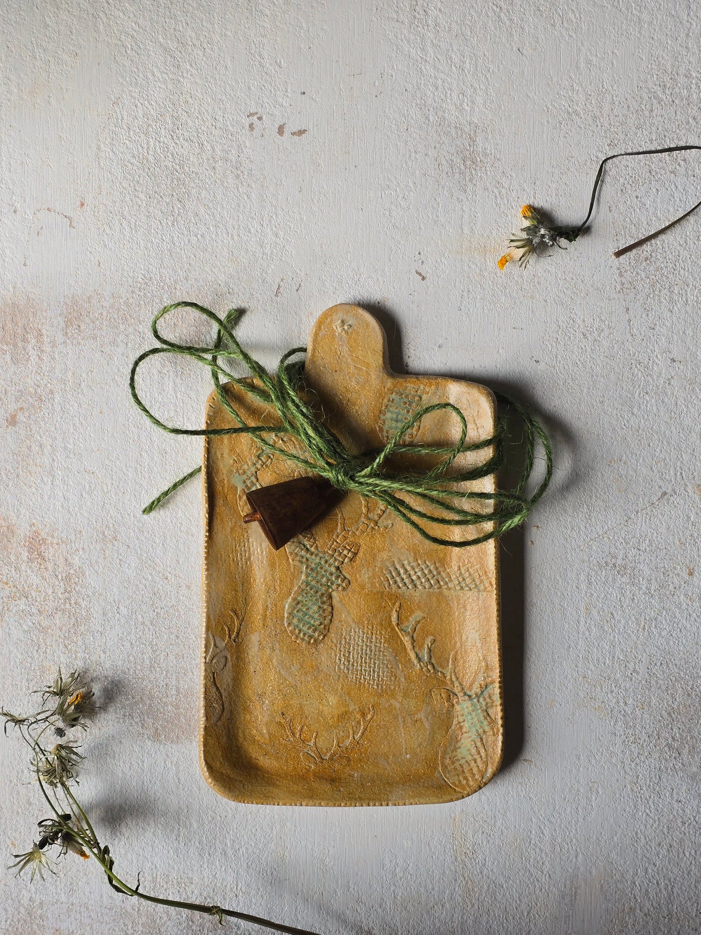 Handcrafted Minimalist Serving Board – Golden Glaze with Textured Deer Motif