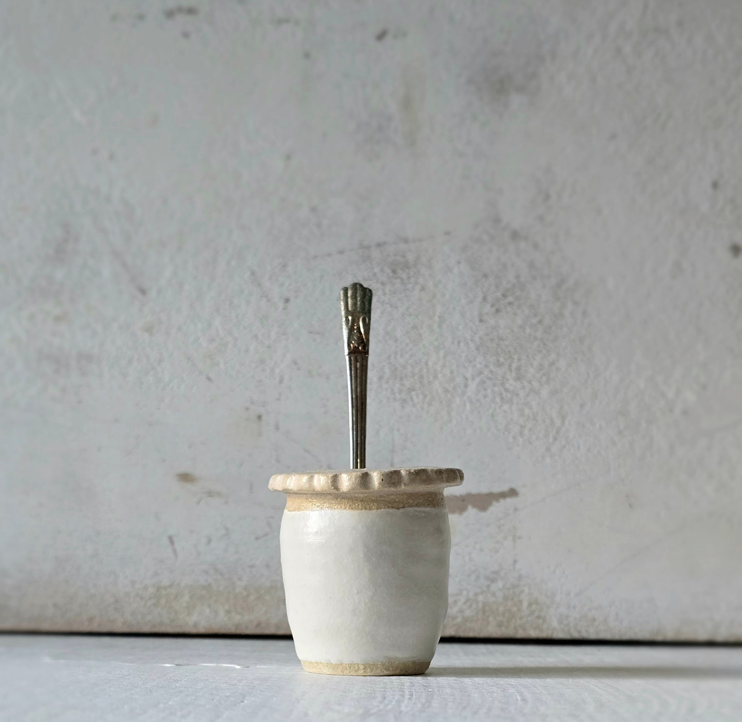 Handcrafted Little Scalloped Pot – Matte White with Raw Clay Collar