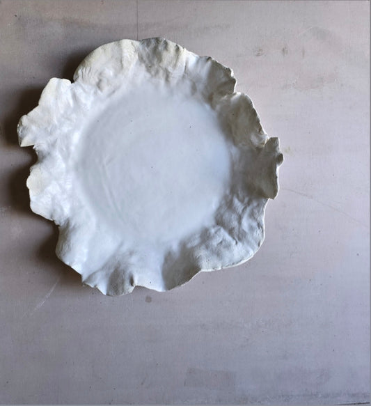 White Ruffled Ceramic Platter – Handmade Milky Glaze Centrepiece with Raw Clay Detail, 31cm