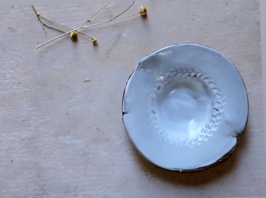 Handmade Organic Round Dish – Mahogany Clay with White Sheer Glaze & Leaf Wreath Imprint | 13cm Tealight or Trinket Holder