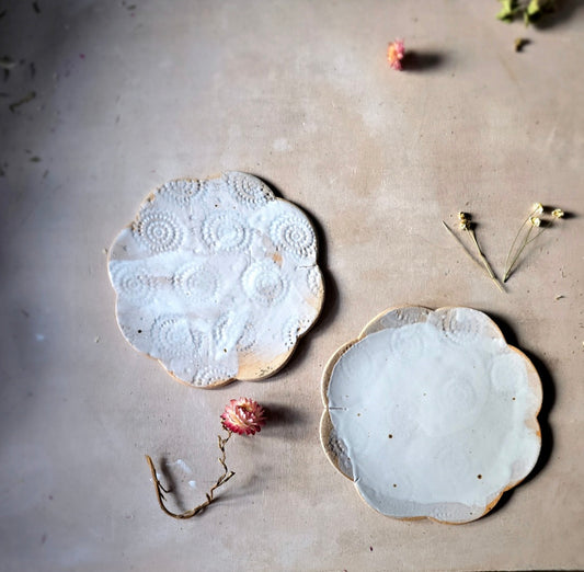 Handmade Flower-Shaped Ceramic Plates – Floral Imprint, Buff Clay, Grey & White Glaze – 18.5cm