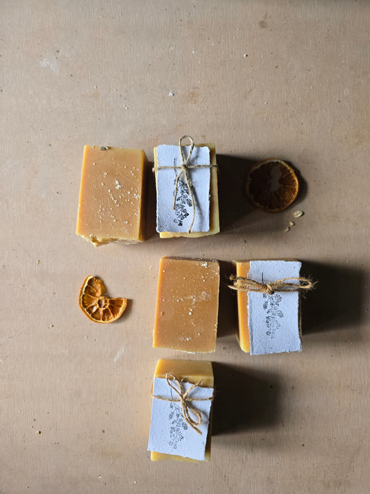 Handcrafted Natural Soap Bar Solace with enriching - Manuka Honey, Dark Patchouli, Lemongrass, Mandarin & Nutmeg – 190g Spa-Style Oatmeal Top