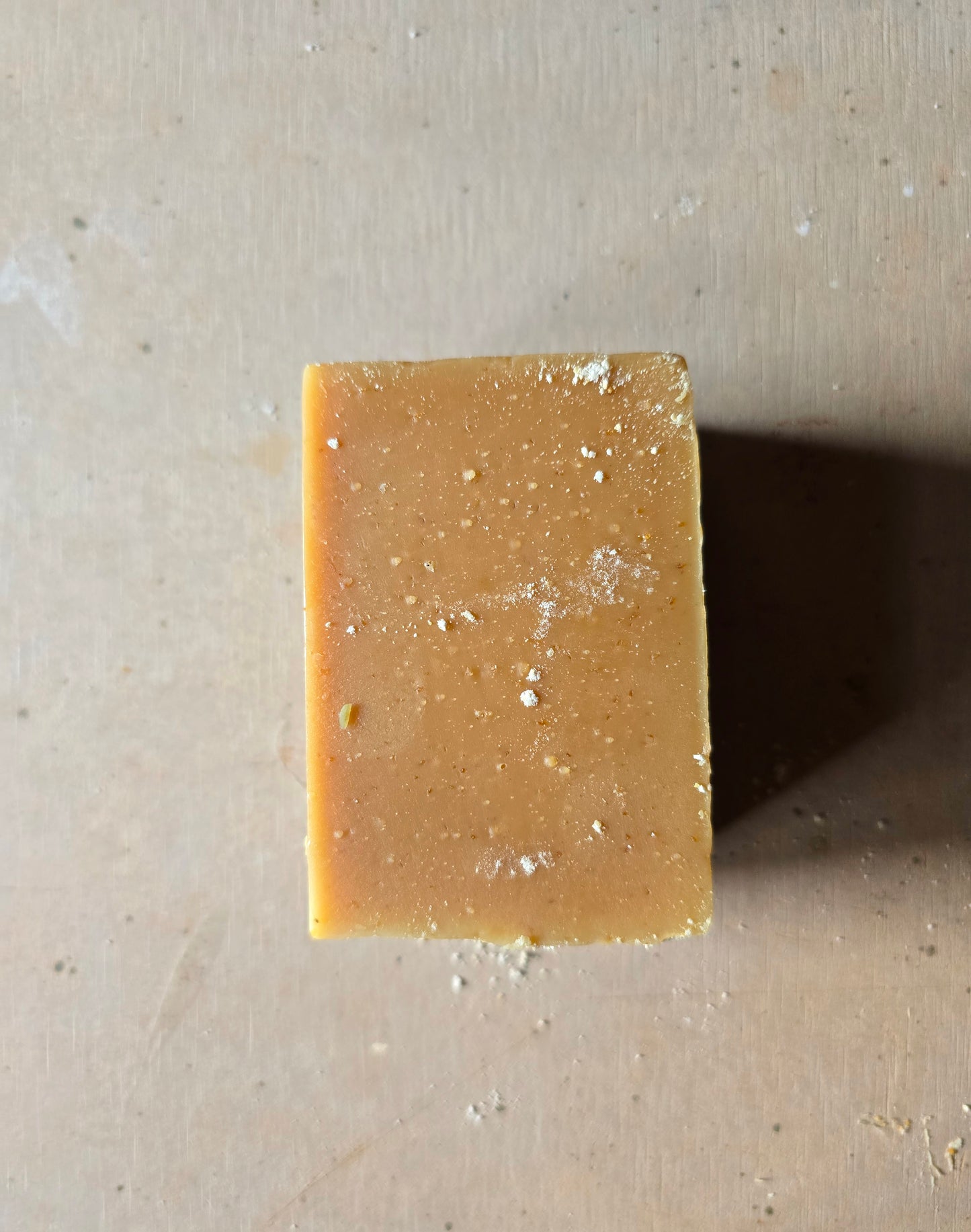 Handcrafted Natural Soap Bar Solace with enriching - Manuka Honey, Dark Patchouli, Lemongrass, Mandarin & Nutmeg – 190g Spa-Style Oatmeal Top